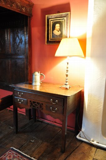 AN ATTRACTIVE MID 18TH CENTURY WELSH OAK LOW BOY/SIDE TABLE. CIRCA 1750