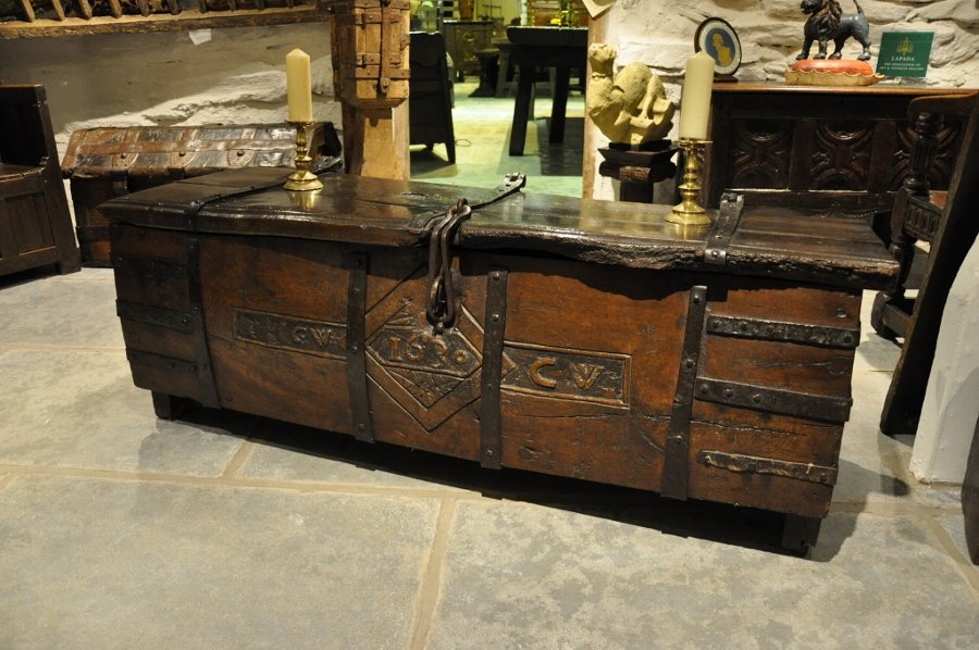 Antique A WONDERFULLY POWERFUL HENRY VIII OAK AND IRONBOUND STRONG CHEST. ENGLISH. CIRCA 1520