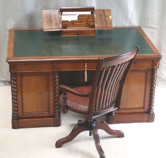 Fine Victorian Walnut Pedestal Desk