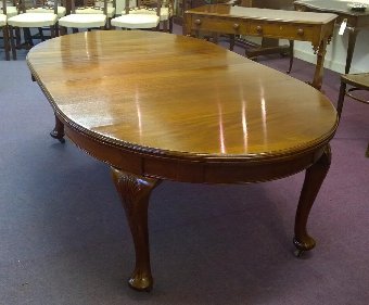 Antique Oval ended mahogany dining table. Seats 8 with ease. two leaves.