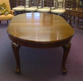 Antique Oval ended mahogany dining table. Seats 8 with ease. two leaves.
