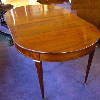 Mahogany Dining table, lovely fine leg, shuts to round /  extends to Oval.