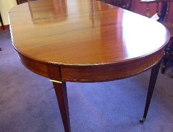 Antique Mahogany Dining table, lovely fine leg, shuts to round /  extends to Oval.