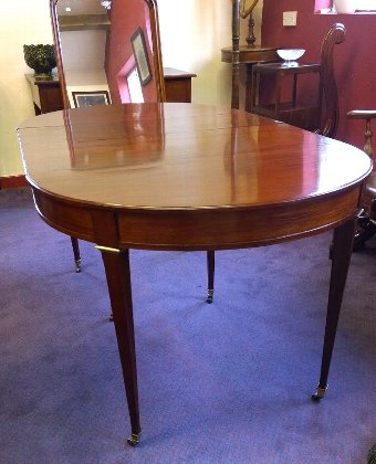 Antique Mahogany Dining table, lovely fine leg, shuts to round /  extends to Oval.