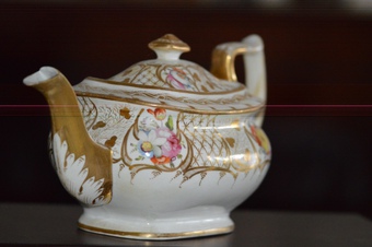 Antique An early 19th Century Porcelain Coalport Teapot and Cover c1810-20