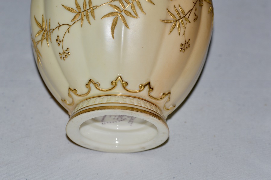 Antique A Superb Worcester Royal Porcelain Co.Blush Ivory Lidded Vase 1890