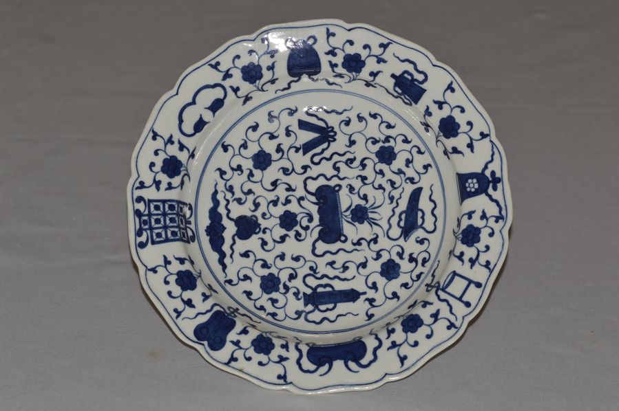 18C - First Period Worcester - Hundred Antiques Pattern- Shaped Circular Plate