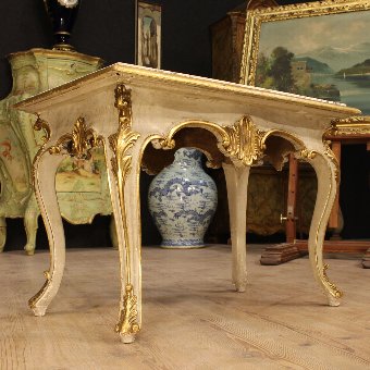 Antique Italian coffee table in lacquered and gilded wood