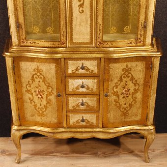 Antique Italian display cabinet in lacquered and golden wood