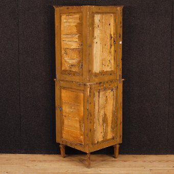 Antique Italian corner cupboard in walnut in Louis XVI style