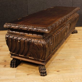 Antique Italian chest in wood in Renaissance style