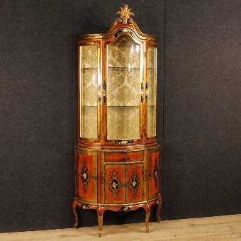 Florentine lacquered and golden display cabinet