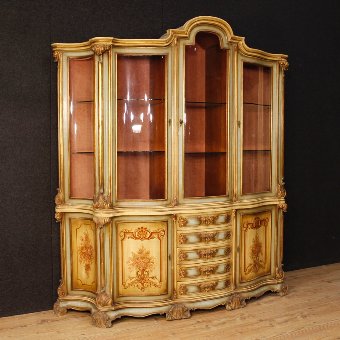 Italian bookcase in lacquered and gilded wood