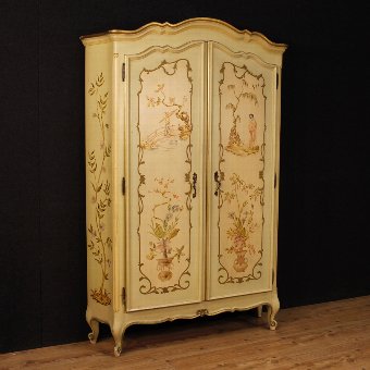 Venetian wardrobe in painted and gilded chinoiserie wood