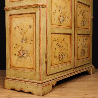 Antique Italian wardrobe in lacquered and painted wood with floral decorations