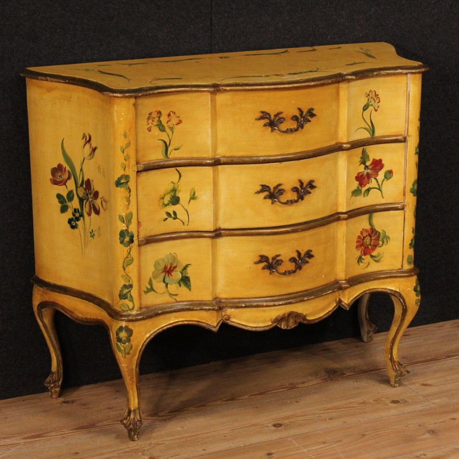 Venetian dresser in lacquered and painted wood with floral decorations