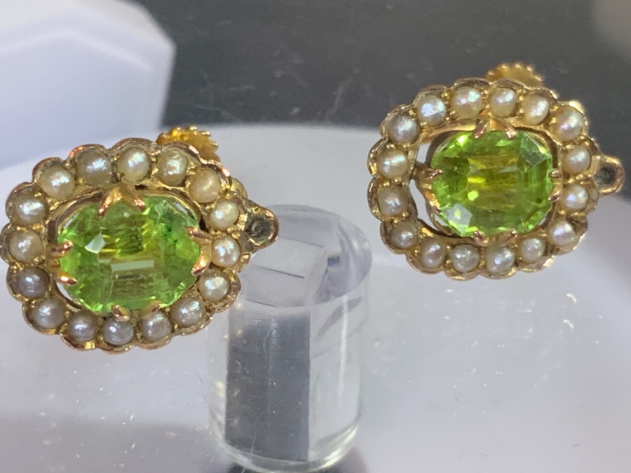 Lovely peridot old cut and seed pearls earring 18 k yellow gold 