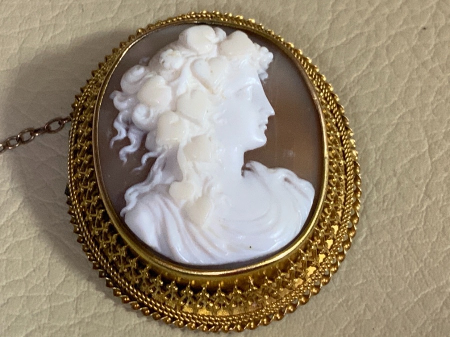 Lovely 18 k gold Victorian shell cameo broach pin 