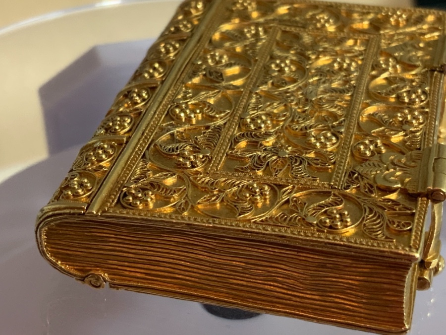 Finest entruscan antique art box 18 k gold 