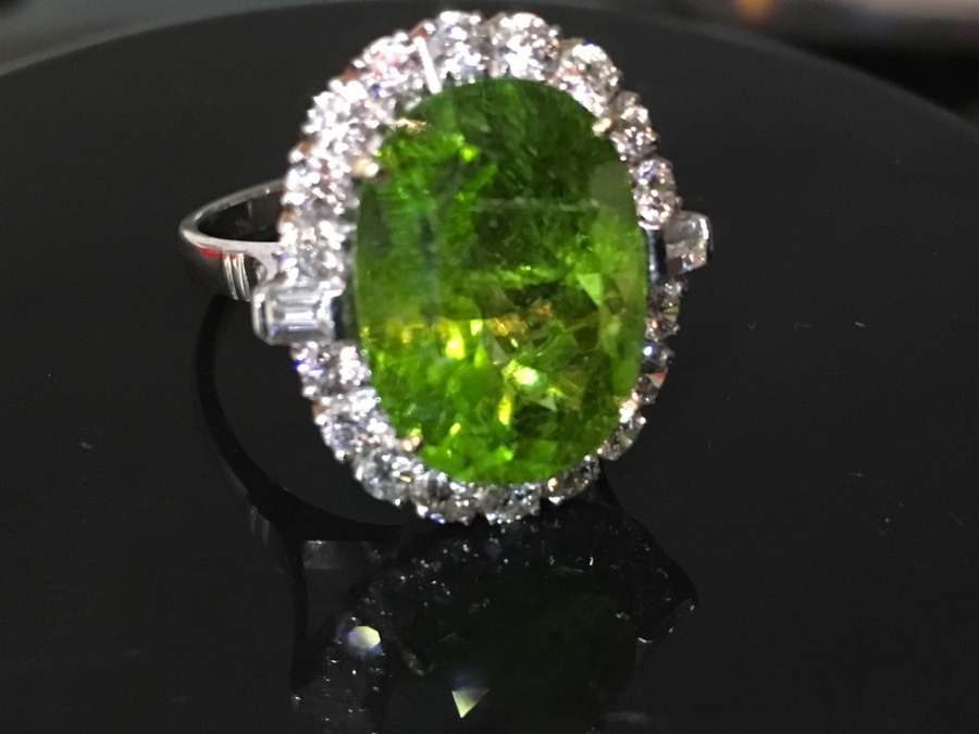Large 12 ct gem fine peridot with diamonds cluster ring 18 k gold 
