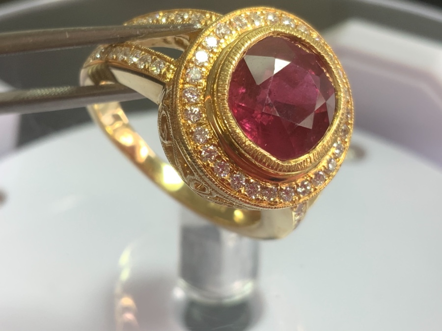 Gem ruby estimated 5 carats fine diamonds 18 gold cluster ring 