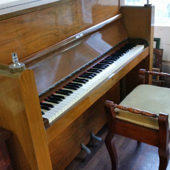 Piano - Berry Walnut Art Deco, Upright Overstrung Lovely Tone Original features