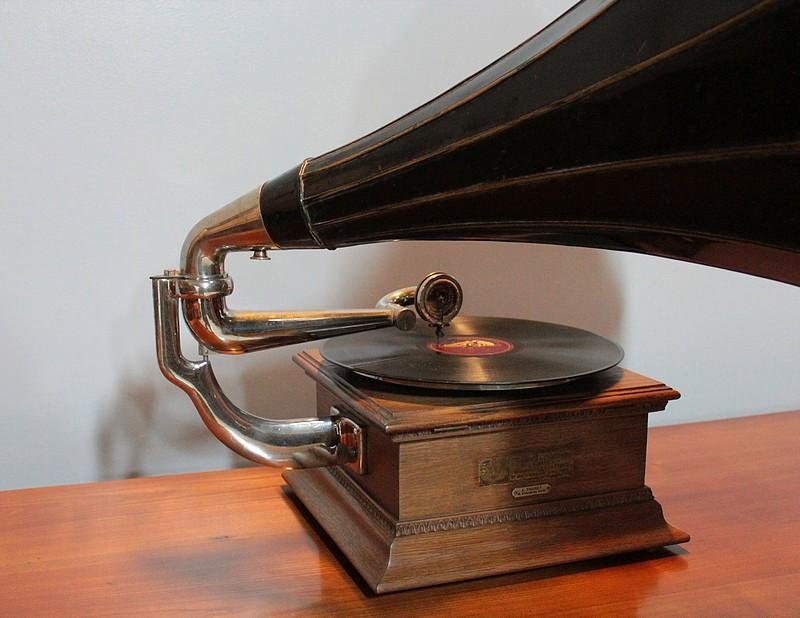 Antique GRAMOPHONE 1 ANTIQUES.CO.UK