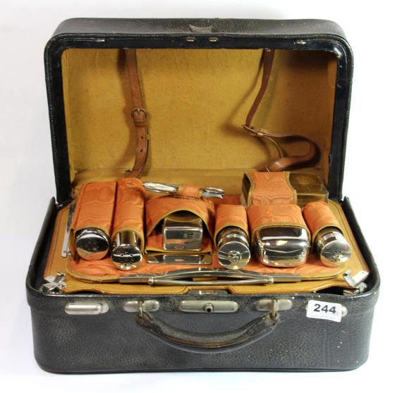 An early 20th century gentleman's travelling case