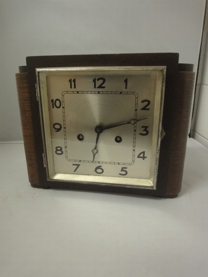 Art Deco 1930s Mantle Clock in grained wood working british