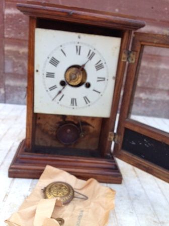 Antique An 1890 American wooden cased mantle clock