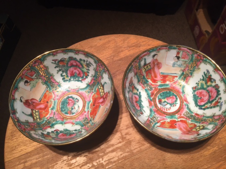 Antique Possibily late 19th early 20th century matching pair of beautiful Chinese famille rose 11 cm with a depth of 6cm footed bowls. 