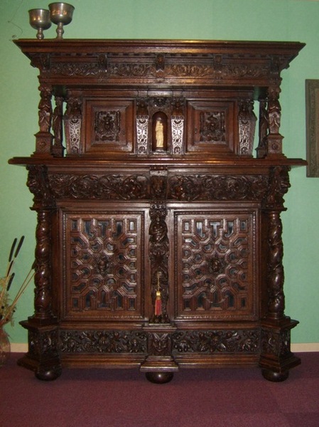Throne cupboard