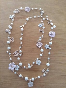 Antique CHANEL - Camellia and daisy with CC logos, pink and white long enamel sautoir with pearls and tag signed and dated Chanel, Made in France