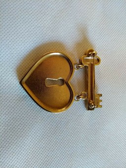 Antique CHANEL - Enchanting vintage gold heart and key dangle brooch, pink diamante, 
