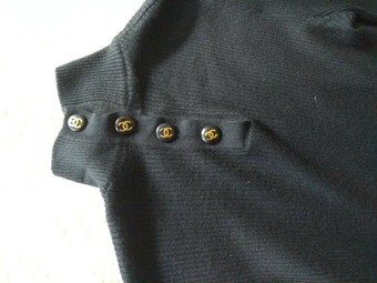 Antique CHANEL - Boutique, Classic! 100% Cashmere, Black jumper, Med-Lge, CC logo button