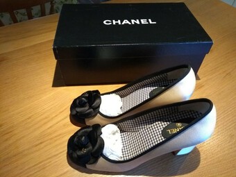 CHANEL - 11C Black and Ivory silk shoes with black camellia, FR 38, Perfect! BNIB
