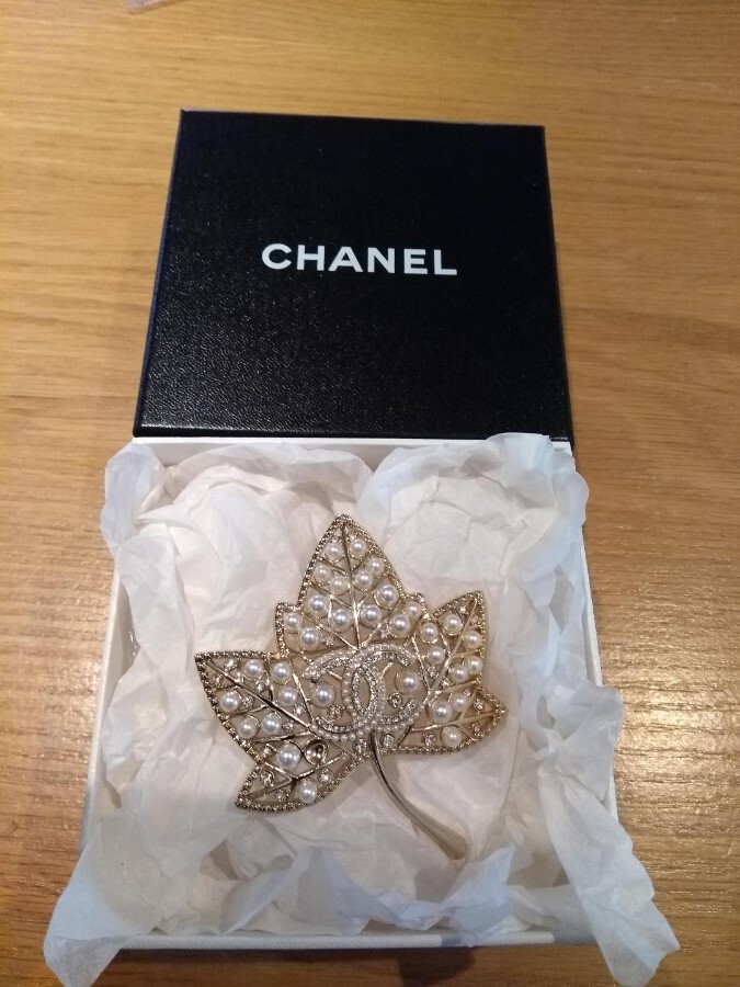 Antique CHANEL - Very Rare! Maple leaf filigree brooch inset with diamante and pearls