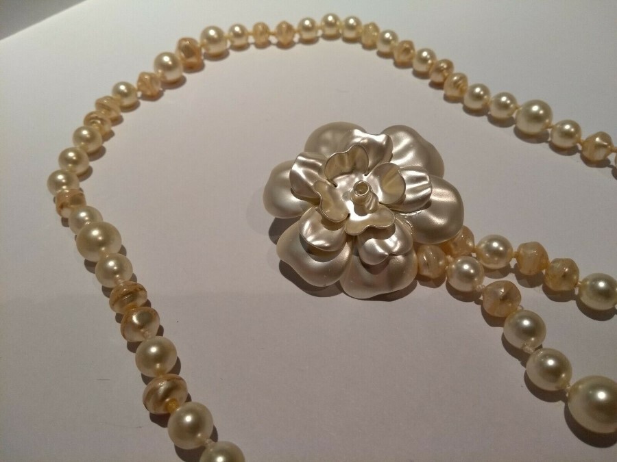 Antique CHANEL - Vintage pearl belt, Camellia clasp, nacre pearls