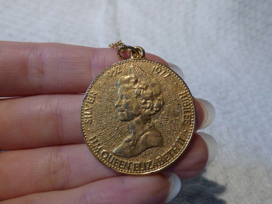 A Beautiful Vintage Queen Elizabeth II 22ct Gold Plated 1977 Silver Jubilee Medallion.