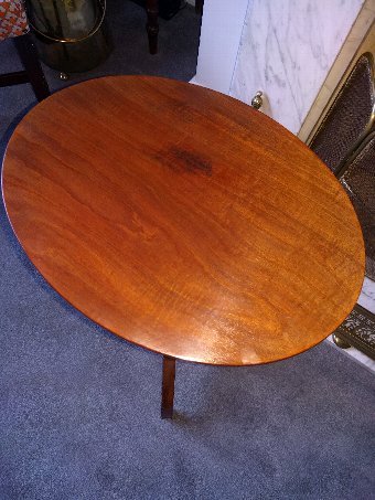 Antique A pair of Regency mahogany oval tripod tables, c. 1820