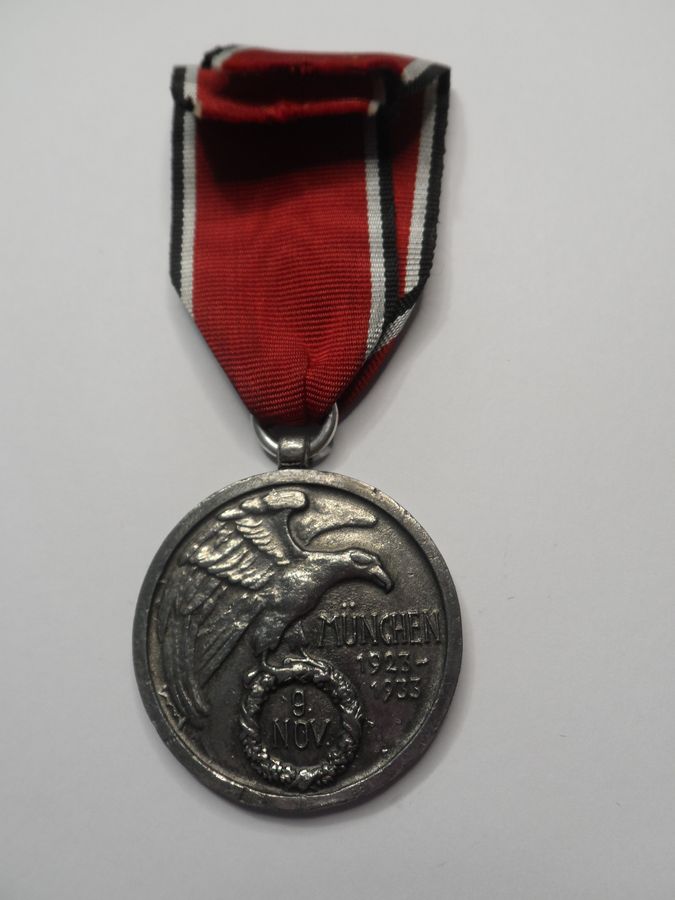A Good Example of a 2nd Issue Honour Badge 869/900