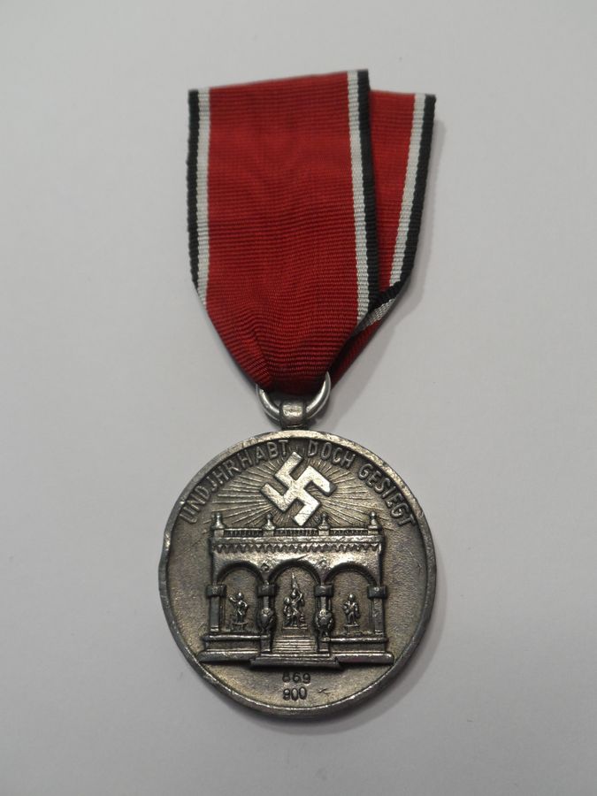 Antique A Good Example of a 2nd Issue Honour Badge 869/900