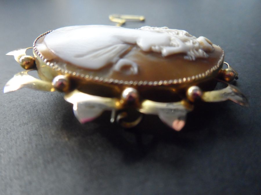 Antique Antique Gold and Shell Beautiful Detail Cameo Brooch