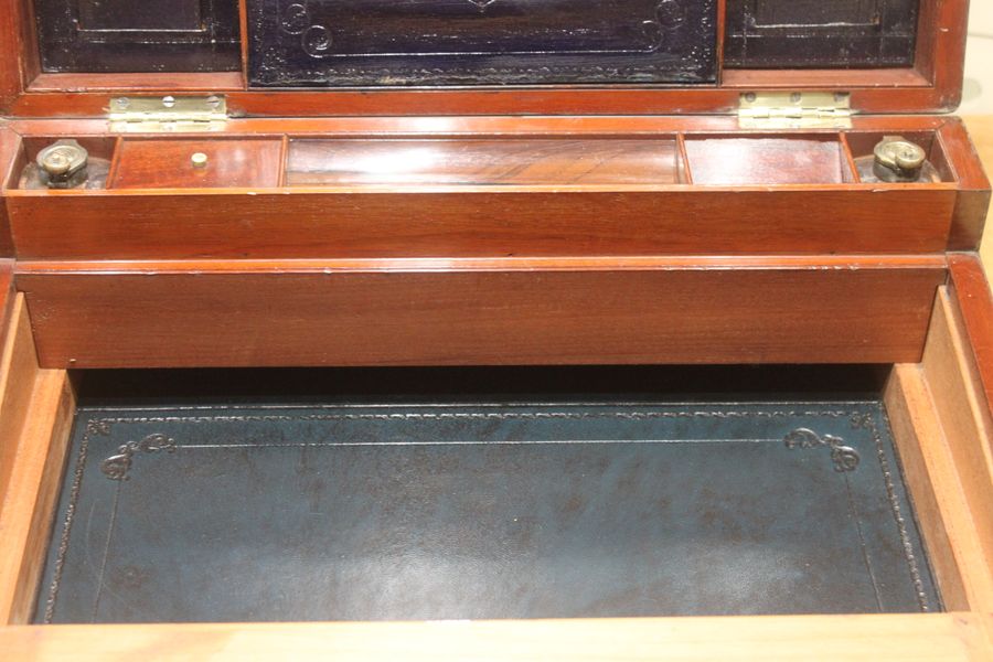 Antique A large and impressive early 19th century mahogany campaign writing slope