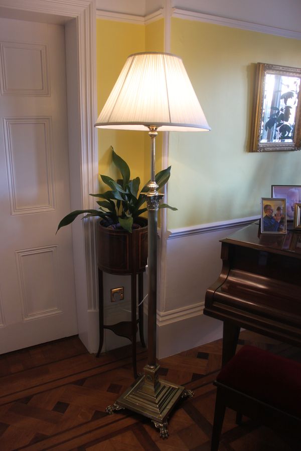 Antique An Edwardian Corinthian column brass extending standard lamp