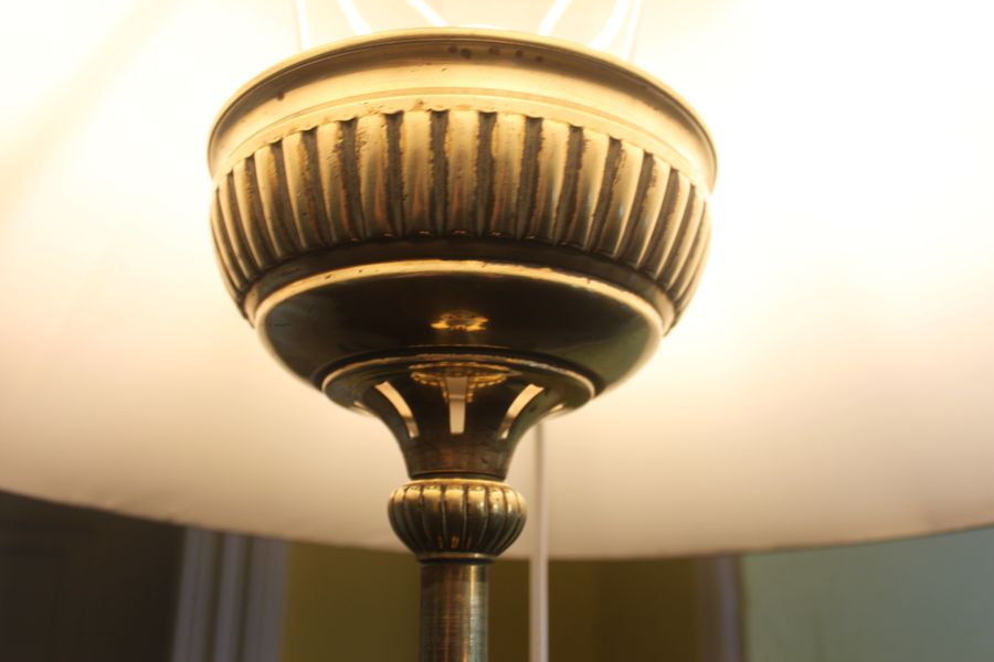 Antique An Edwardian Corinthian column brass extending standard lamp