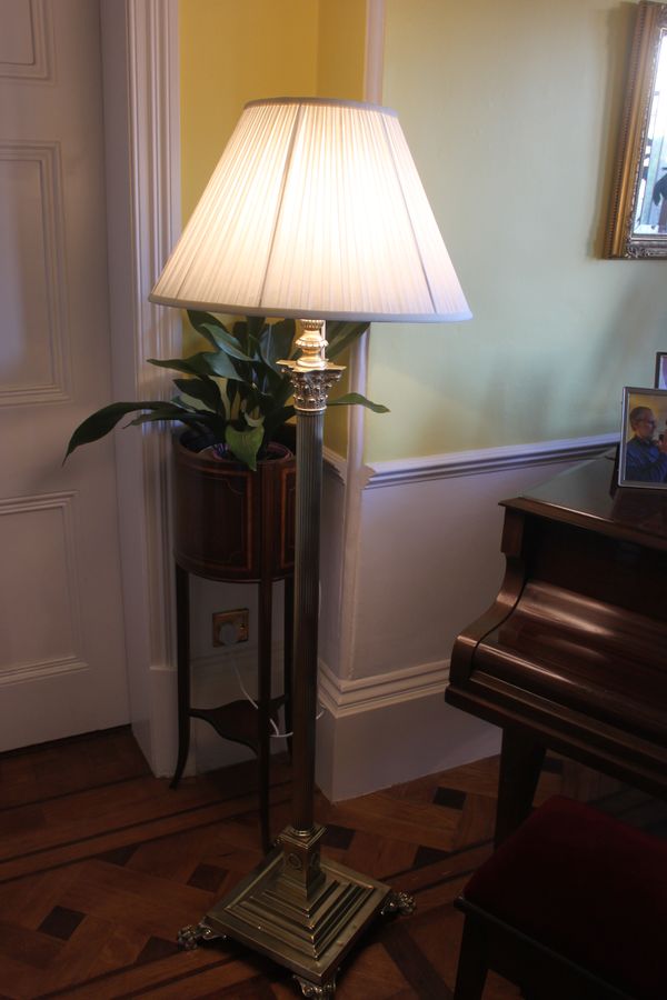 Antique An Edwardian Corinthian column brass extending standard lamp