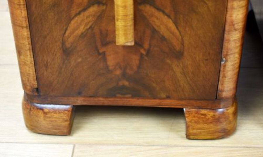Antique A Pair of Art Deco Walnut Bedside Chests