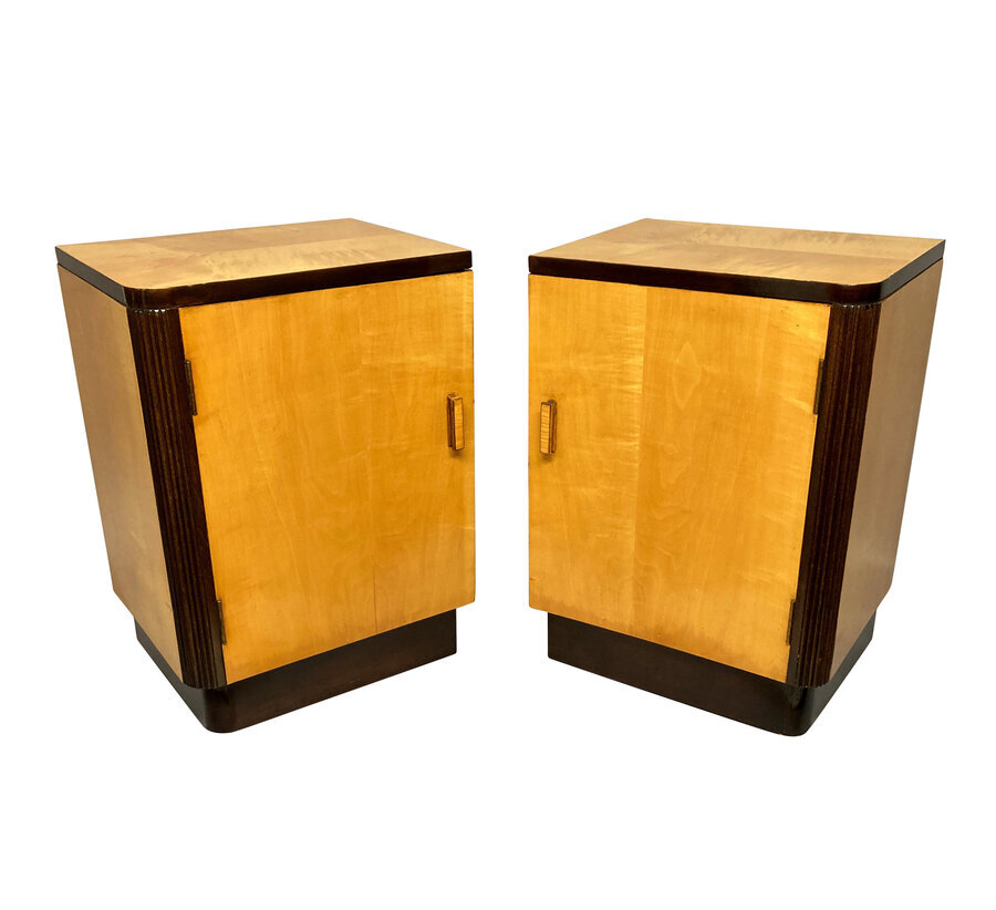 A PAIR OF ITALIAN MID-CENTURY NIGHT STANDS IN MAPLE WOOD