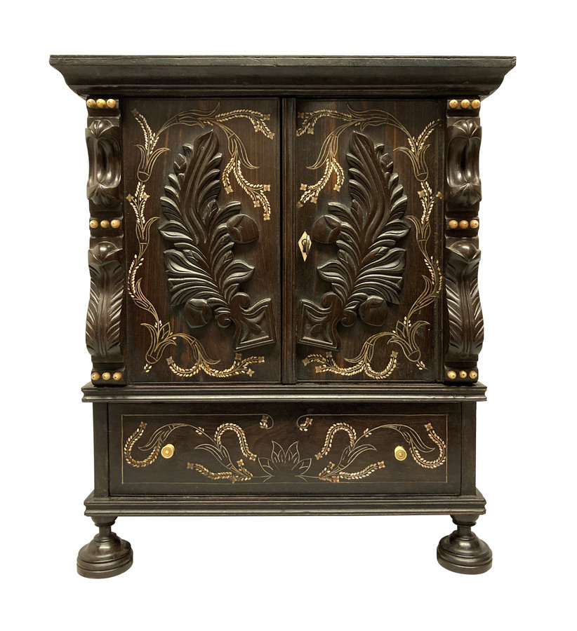 Antique AN EARLY XIX CENTURY ANGLO-INDIAN CABINET IN EBONY